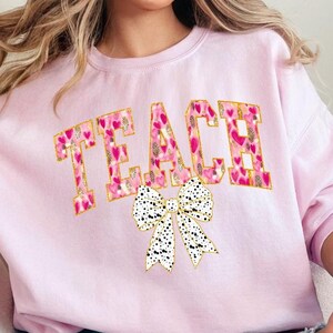 Sudadera Teach, lazo de San Valentín coqueto, camiseta de colores cómodos Teach con letras universitarias para maestra, regalo suave para niña