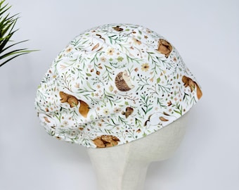 Tier Euro-Peelingmütze für Damen. Woodland European Satin gefütterte chirurgische Kappe von Paradise Caps.