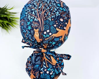 Gorro quirúrgico con estampado de animales del bosque y forro de satén. Gorros quirúrgicos para mujer con motivos de bosque, de Paradise Caps.
