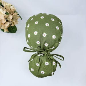Scrubmuts met paardenstaart voor dames. Badmuts met paardenstaart, satijngevoerde scrubmuts voor dames van Paradise Caps.