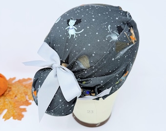 Bonnet de bloc opératoire européen pour femme, motif chat sorcière d'Halloween, avec attaches en ruban et doublure en satin (option disponible), par Paradise Caps. Modèle Euro PLUS.