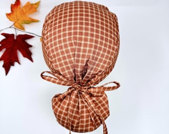 Gorro quirúrgico de algodón con estampado de cuadros color óxido y forro de satén opcional.