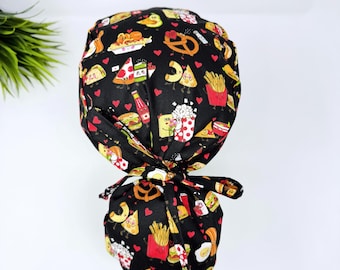 Gorro quirúrgico con coleta divertida para mujer de ParadiseCaps. Gorro quirúrgico con forro de satén y diseño de comida con amor.