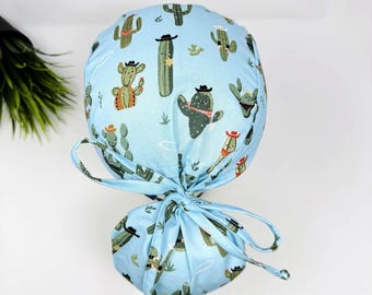 Gorro quirúrgico con coleta para mujer. Gorros quirúrgicos Cowboy Cactus para mujer de Paradise Caps. Gorro quirúrgico con forro de satén y coleta.