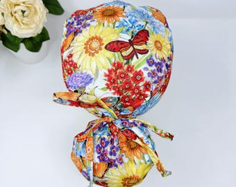Gorro quirúrgico con cola de caballo y diseño de mariposa para mujer. Opción con forro de satén floral. Gorro quirúrgico con cola de caballo de Paradise Caps.