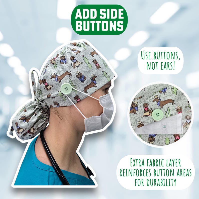 Op de afbeelding: Een groene en witte chirurgische scrub-muts met een teckelprint. De muts heeft zijknoppen voor een veilige pasvorm. De tekst "ADD SIDE BUTTONS" en "USE BUTTONS, NOT EARS!" is zichtbaar in de afbeelding. De tekst "EXTRA FABRIC LAYER REINFORCES BUTTON AREAS FOR DURABILITY" is ook zichtbaar.