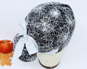 Bonnet de bloc opératoire européen à motif toile d'araignée pour Halloween, avec attaches en ruban et doublure en satin (option disponible), par Paradise Caps. Modèle Euro PLUS. Phosphorescent.