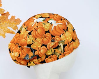 Gorro quirúrgico europeo para mujer con estampado de calabazas y gatos para Halloween, con forro de satén, de Paradise Caps.