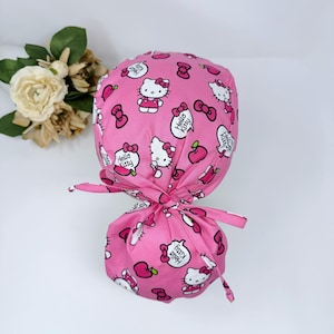 Roze scrubpet met paardenstaart voor dames. Cartoon satijnen gevoerde operatiemuts met paardenstaart van ParadiseCaps.