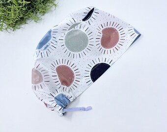 Sonnen-Euro-Peelingmütze für Damen. Satin gefütterte chirurgische Kappe von Paradise Caps.