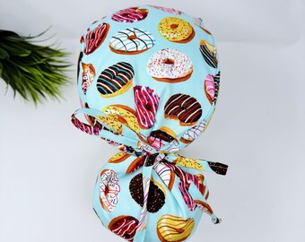 Gorro quirúrgico con coleta y diseño de donut para mujer de ParadiseCaps. Gorro quirúrgico divertido con forro de satén y coleta.
