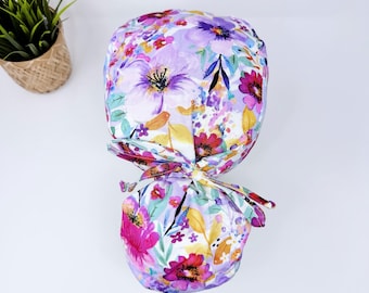 Bonnet de bloc opératoire fleuri de Paradise Caps, bonnet d'été avec élastique pour queue de cheval. Option bonnet de bloc opératoire doublé en satin.