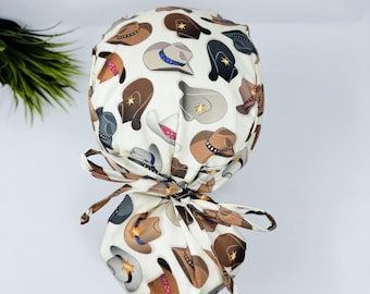 Cowboyhoeden – Westernprint operatiemuts voor dames met paardenstaart. Operatiemutsen voor dames van Paradise Caps. Optie met satijnen voering.