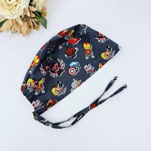 Gorro quirúrgico de cómic para hombre. Gorro quirúrgico con diseño de calavera con lazo en la parte posterior y forro de satén, de Paradise Caps.