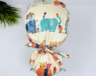 Gorro quirúrgico con diseño de cola de caballo de elefante para mujer. Gorro quirúrgico con forro de satén de Paradise Caps.