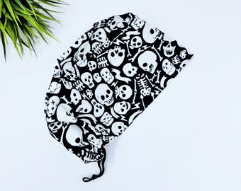 Gorro quirúrgico europeo que brilla en la oscuridad para mujer, gorro quirúrgico europeo forrado de satén para Halloween de Paradise Caps. Estampado de calaveras brillantes.