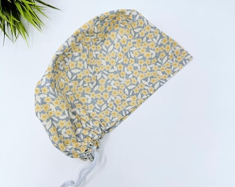 Gorro quirúrgico europeo con estampado floral para mujer de ParadiseCaps, gorro quirúrgico europeo con estampado floral amarillo y forro de satén.