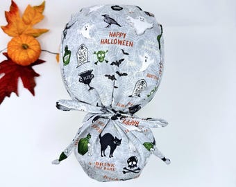 Spooky Night Pferdeschwanz Scrubbermütze, Halloween Chirurgische Mütze für Frauen. Satinierte Option Op-Haube von Paradise Caps.