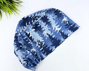 Gorro quirúrgico europeo con estampado de bosque invernal para mujer. Gorro quirúrgico europeo de pino con forro de satén de Paradise Caps.