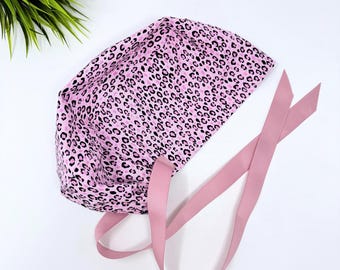 Czepek chirurgiczny Euro w panterkę z wiązaniem dla kobiet. Różowy czepek chirurgiczny European z satynową podszewką, Paradise Caps. Styl Euro PLUS.