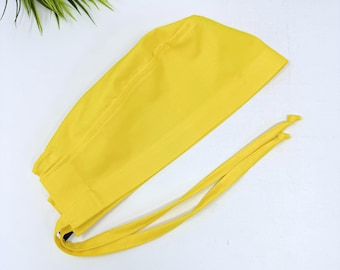 Casquette chirurgicale à attacher de style crâne solide. Bonnet jaune par Paradise Caps.