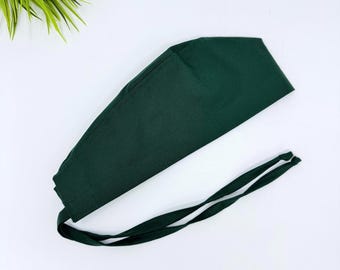 Bonnet chirurgical vert forêt à nouer, modèle « tête de mort », pour homme. Bonnet uni de la marque Paradise Caps.
