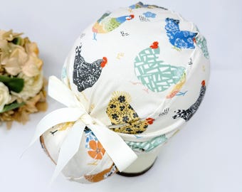 Gorro quirúrgico europeo para mujer con estampado de gallinas sobre fondo marfil, estilo Euro PLUS, con lazos. Gorro quirúrgico europeo con opción de forro de satén.