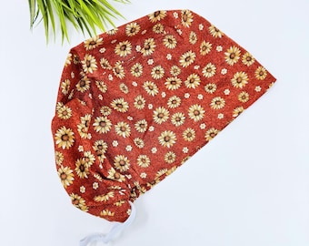 Gorro quirúrgico europeo de otoño para mujer. Gorro quirúrgico europeo de satén forrado para Acción de Gracias de Paradise Caps. Estampado de flores de otoño.