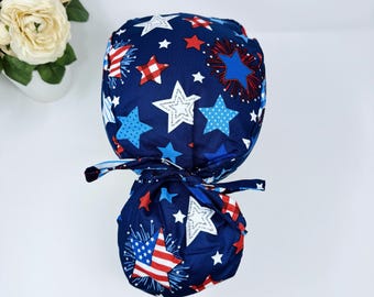 Gorro quirúrgico patriótico para mujer con coleta. Opción de forro de satén.