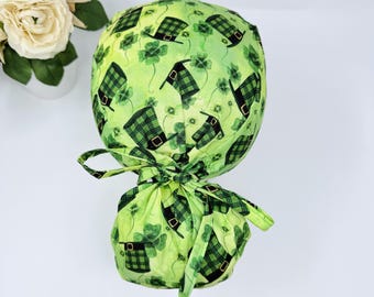 St. Patrick's Day Pferdeschwanz-Peeling-Kappe mit satingefütterter Option. St. Patrick's day Damen Scrubbermütze von Paradise Caps.