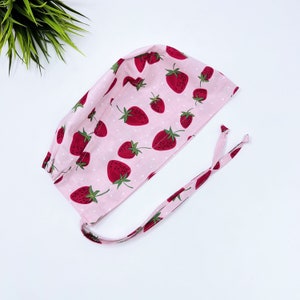 Bonnet chirurgical fraise. Bonnet rose à nouer dans le dos par Paradise Caps.