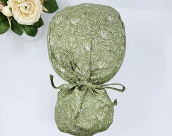 Groene operatiemuts met bloemenprint en paardenstaart van ParadiseCaps, operatiemuts voor dames. Optie met satijnen voering.