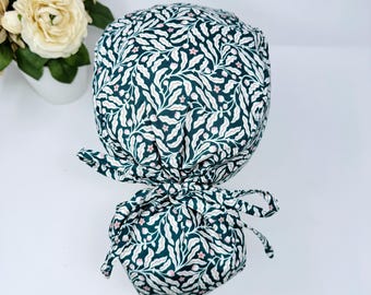 Gorro quirúrgico con coleta y estampado floral para mujer. Opción con forro de satén y diseño de ramas. Gorro quirúrgico con coleta de Paradise Caps.