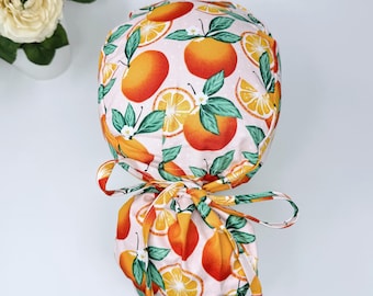 Orange hästsvansmössa för kvinnor. Kirurgisk mössa med fruktfoder, alternativt från Paradise Caps.