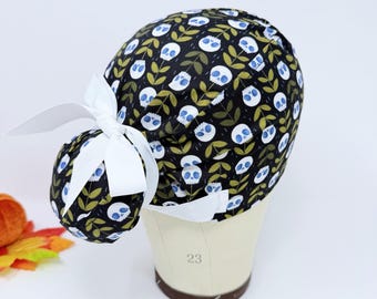 Gorro quirúrgico europeo con estampado de calavera botánica para Halloween, con lazos de cinta y opción de forro de satén, de Paradise Caps. Estilo Euro PLUS.