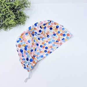 Casquette d&#39;été Euro scrub pour femme. Casquette chirurgicale européenne doublée de satin par Paradise Caps.