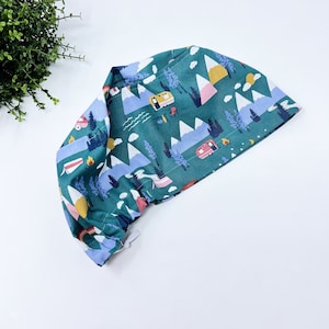 女性用キャンピング ユーロ スクラブ キャップ、Paradise Caps のサテン裏地付きヨーロッパ製手術用キャップ。
