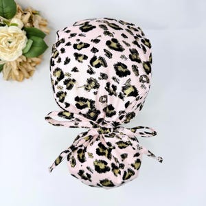 Leopard Pferdeschwanz Kappe für Damen. Gepard Scrubbermützen Satin Lined Option von Paradise Caps.