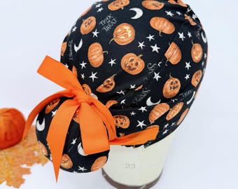 Gorro quirúrgico estilo europeo de Halloween con lazos para mujer y opción con forro de satén, de Paradise Caps. Estilo Euro PLUS.