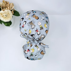 Casquette Cartoon Ponytail par ParadiseCaps, Bonnet chirurgical pour chien pour femmes. Option doublée de satin Bonnet chirurgical avec queue de cheval.