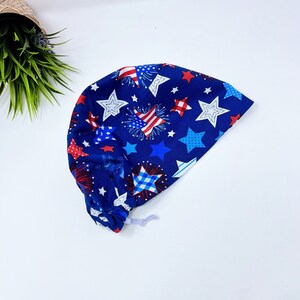 女性用 7 月 4 日のヨーロッパ式スクラブ キャップ。Paradise Caps のスター ヨーロピアン サテン裏地付き手術用キャップ。