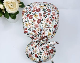 Scrubmuts met bloemenprint voor dames, zomerse scrubmuts met satijnen voering (optioneel) van Paradise Caps.