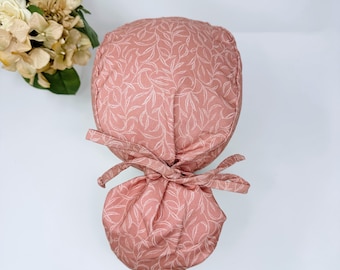 Gorro quirúrgico con coleta para mujer. Opción con forro de satén, gorro quirúrgico floral con coleta de Paradise Caps. Estampado rojo, blanco y hermoso.