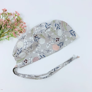 Flower Skull Mütze zum Binden. Florale chirurgische Haube für Damen von Paradise Caps.