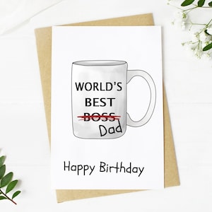 Biglietto d'auguri per papà. La migliore tazza per capo/papà del mondo. Divertente biglietto stampabile per papà. Biglietto di auguri di compleanno per papà ispirato alla commedia televisiva. Scarica 4×6