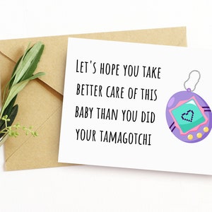 Cartão de chá de bebê com tema Tamagotchi engraçado. Cartão de parabéns do novo bebê inspirado na nostalgia dos anos 90. Cartão imprimível para nova mamãe. Download Digital