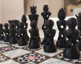 3Dチェスキングダムセット：手作りの木製ボードと人間のチェスの駒