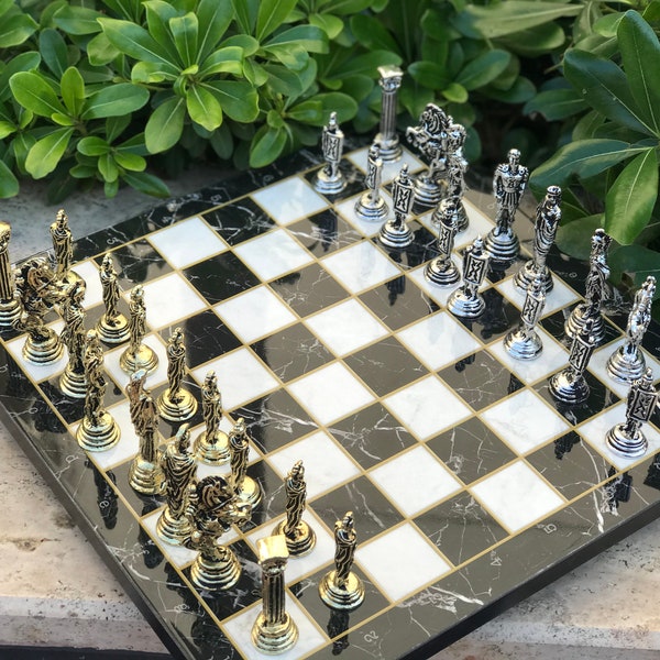 Jeu d’échecs mythologique avec plateau, Personnages historiques, Plateau à motifs en marbre avec des figures, Plateau carré, Jeu d’échecs fait à la main, Jeu d’échecs unique