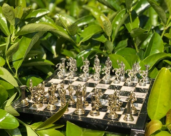 Grieks schaakspel w / bord, historische figuren - basketbalspeler schaakstukken - metalen schaakset - handgemaakt schaakspel - nieuwe schaakstukken