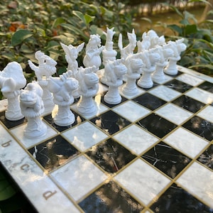 Pokemon Schach Set mit Pokemon Figuren und Holz Schachbrett - Handgefertigtes 3D Anime Schach Set - Einzigartige Schachfiguren - Halloween Geschenk